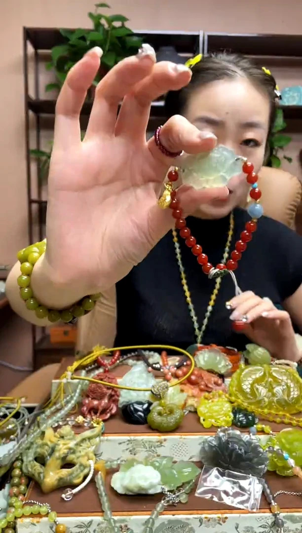未镶嵌岫玉吊坠多样性发货发其中之一
