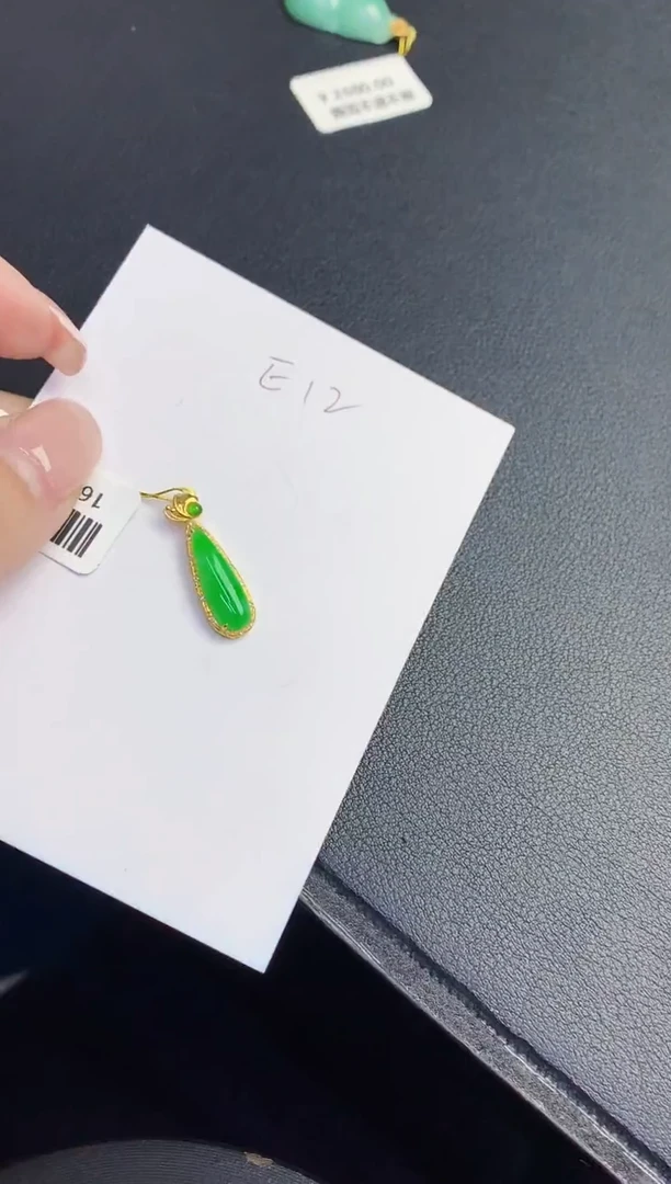 翡翠18K金镶嵌颈饰缅甸天然翡翠A货