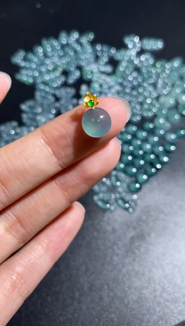 颈饰18K金镶嵌翡翠吊坠