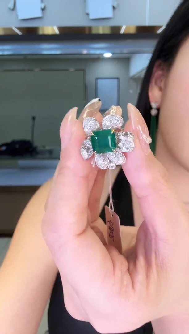 18K金镶嵌戒指祖母绿3.41ct