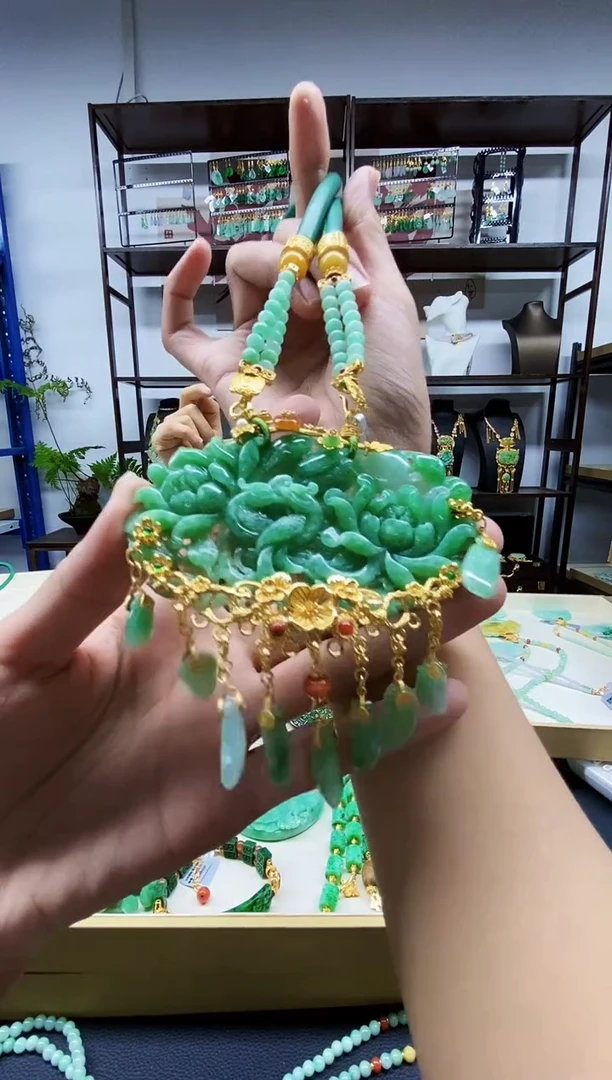 颈饰未镶嵌翡翠吊坠