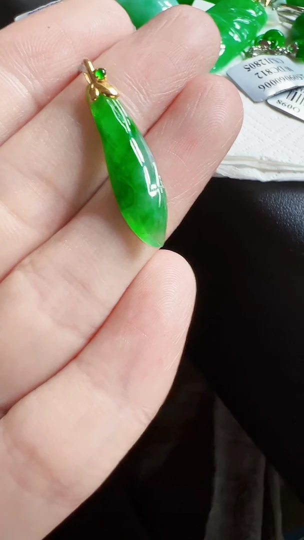 颈饰18K金镶嵌翡翠阿*瓜