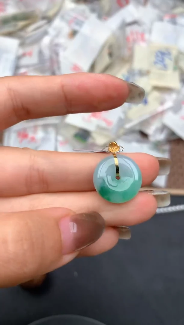 18K金镶嵌挂件翡翠一