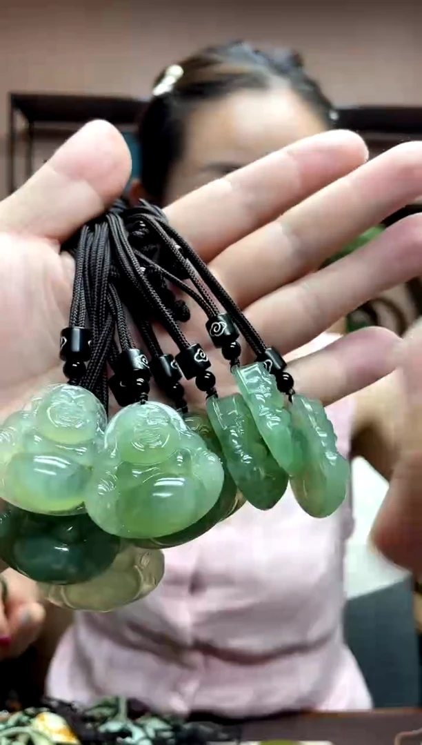 岫玉未镶嵌颈饰多样性发货发其中之一