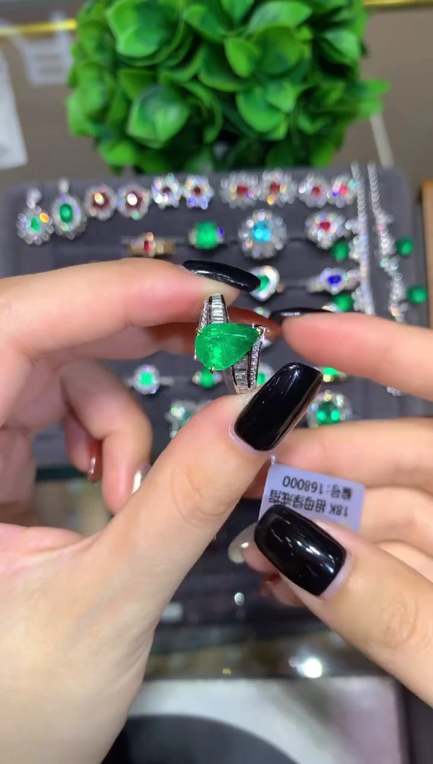 18K金镶嵌戒指祖母绿2.81CT