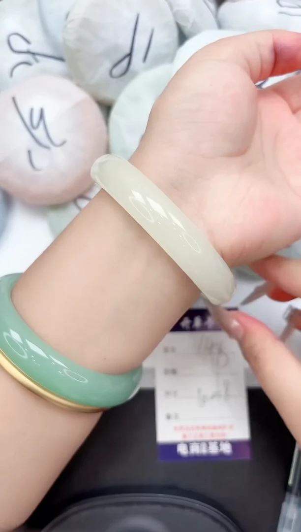 未镶嵌手镯石英质玉144-64.8