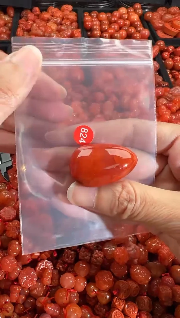 南红玛瑙未镶嵌颈饰1