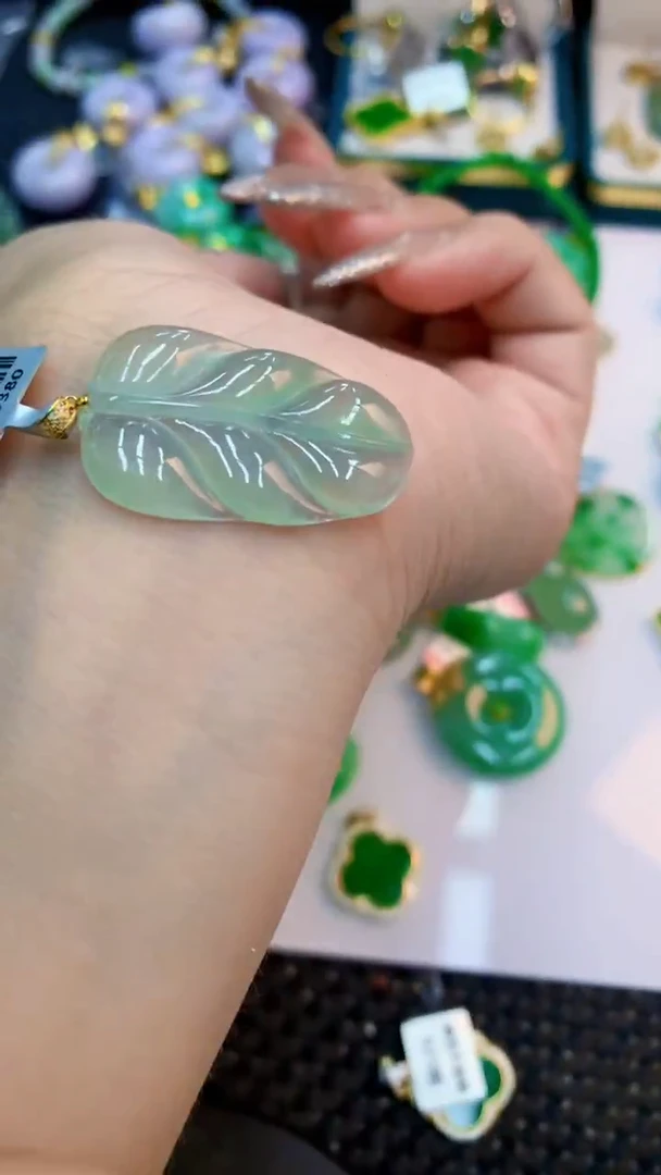 颈饰18K金镶嵌翡翠1