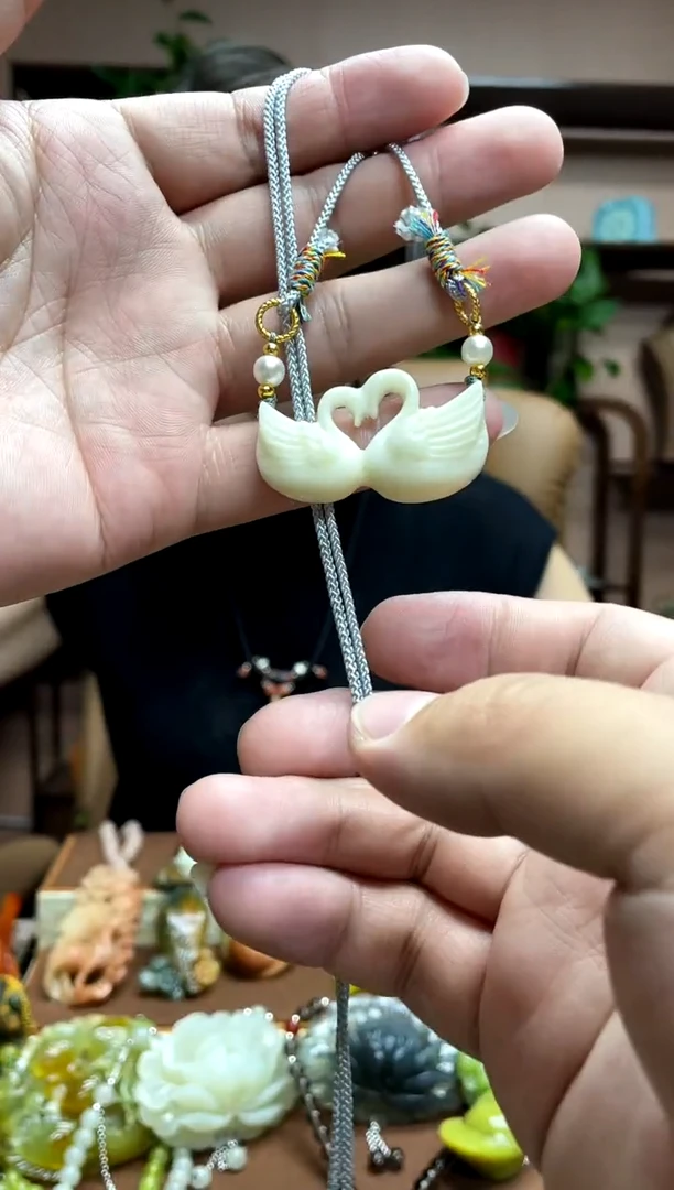 未镶嵌岫玉吊坠多样性发货发其中之一