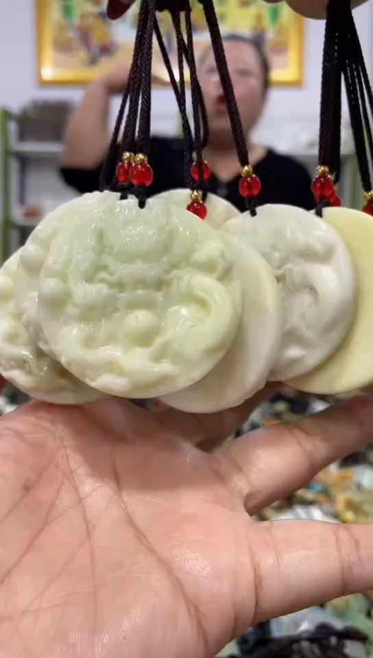 未镶嵌岫玉吊坠多样性发其中一件