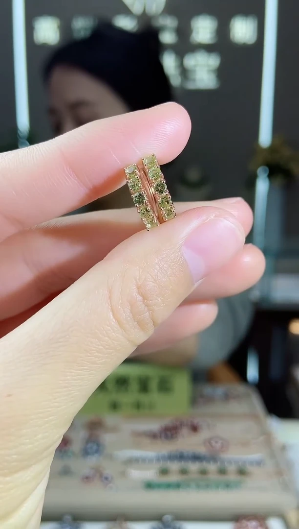 【闪购商品】橄榄石耳饰银S925镶嵌耳饰