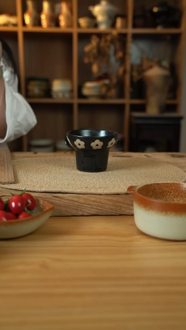 735微瑕福利黑色刻花孤品系列的带把手大口咖啡杯1个