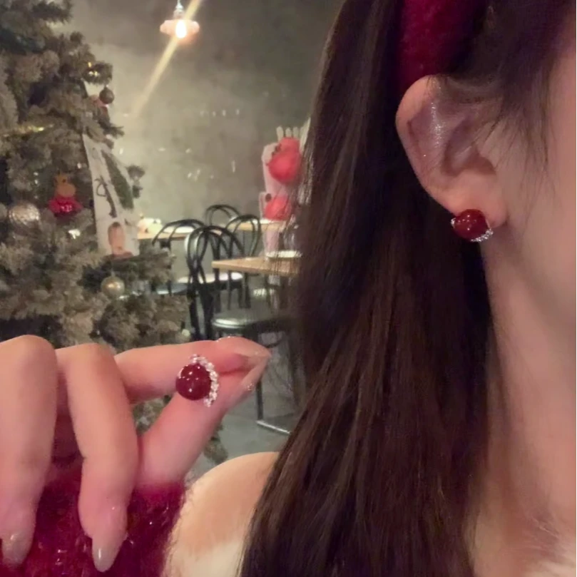 铜合金锆石耳饰 秋冬气质新年红闪锆珠珠耳环女复古百搭耳针耳饰