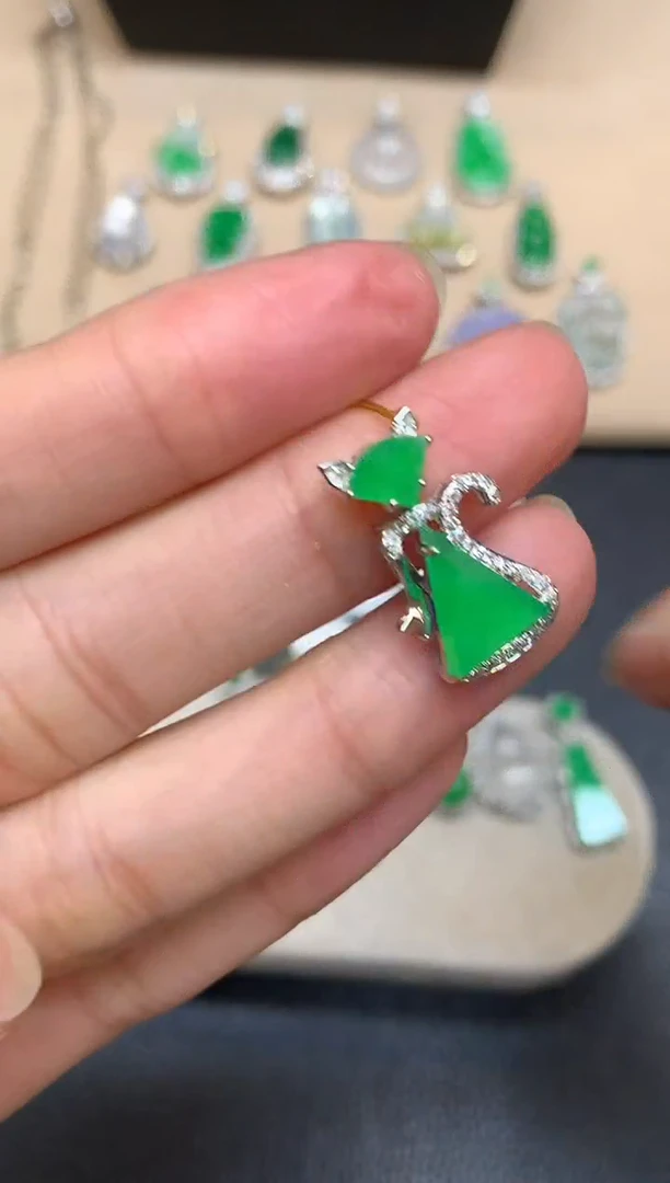 颈饰18K金镶嵌翡翠无事牌【无服务费