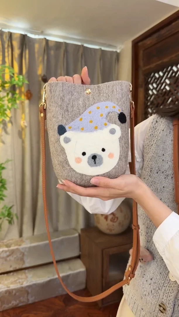 羊毛非遗羊毛毡包 手机包灰小熊