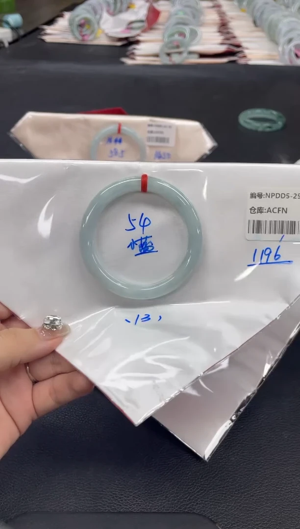 翡翠手镯未镶嵌翡翠手镯