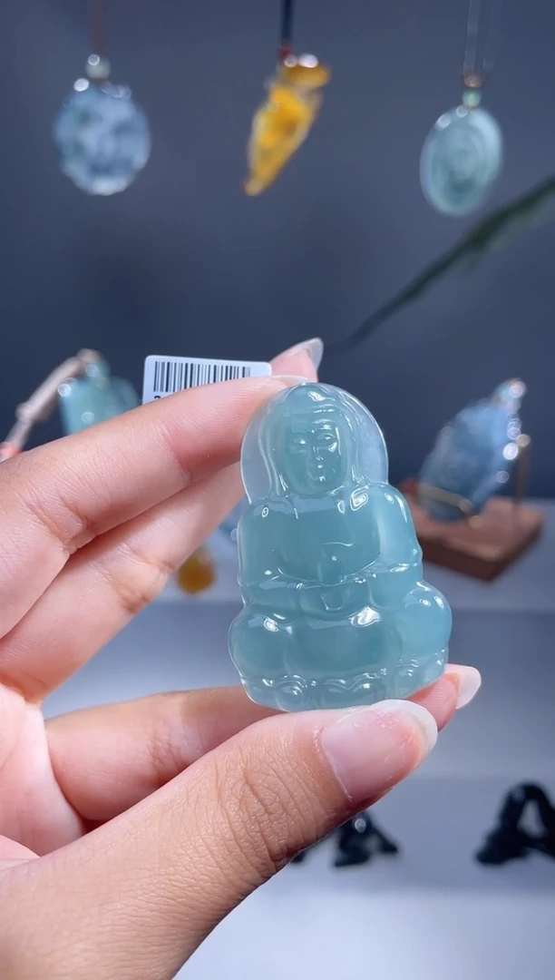 翡翠未镶嵌颈饰观音