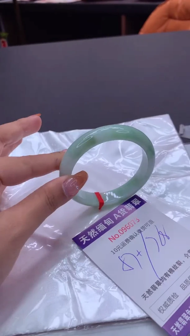 未镶嵌手镯翡翠有纹，完美者勿拍