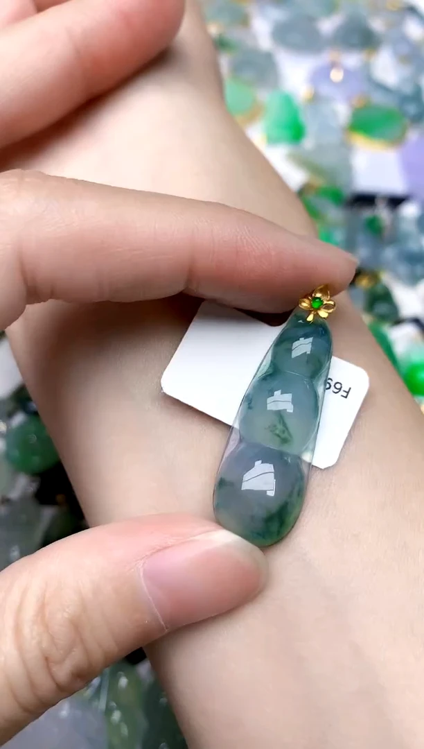 颈饰18K金镶嵌翡翠天然A货翡翠