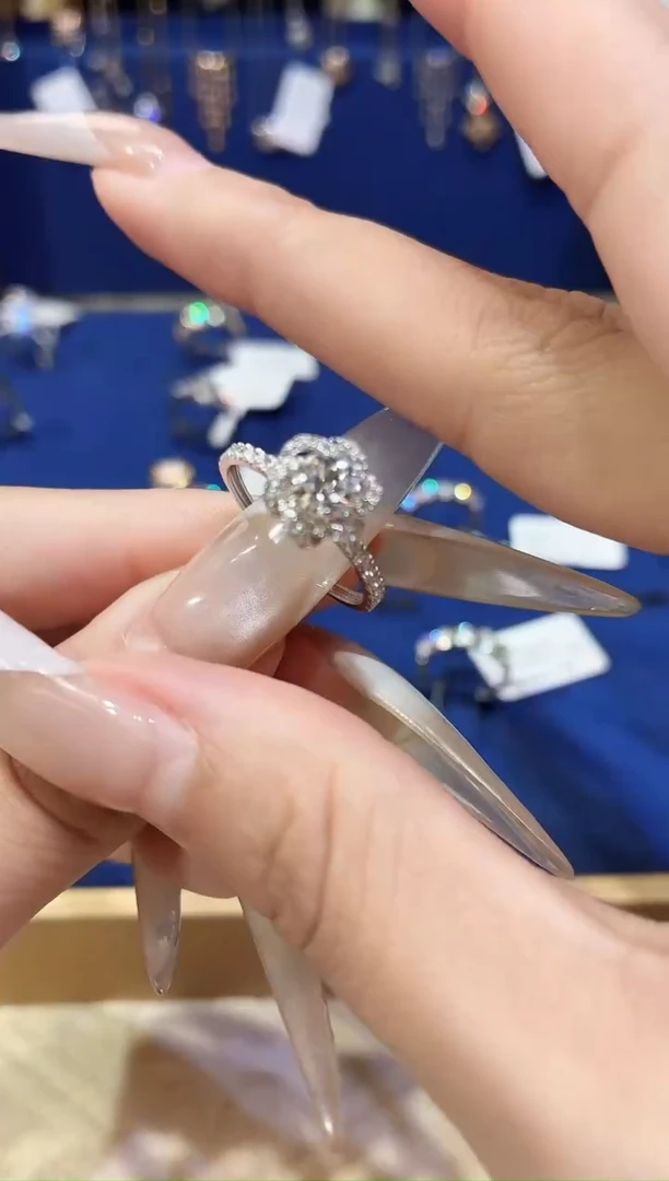 18K金镶嵌实验室培育钻石玫瑰花苞13圈18K金