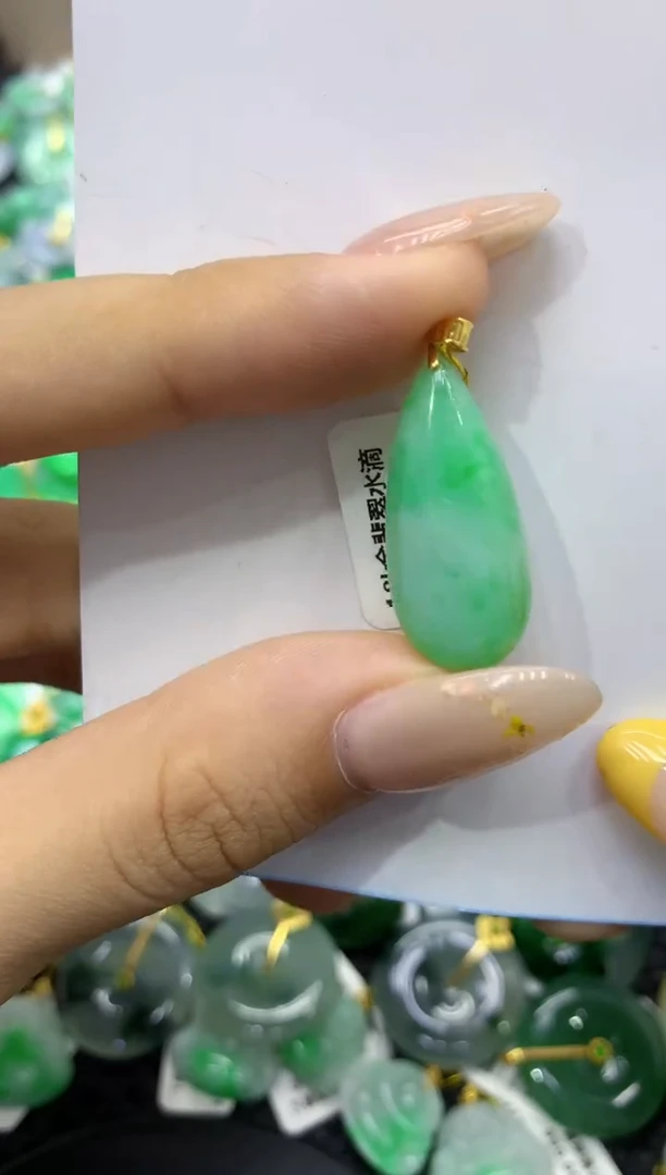 颈饰18K金镶嵌翡翠天然缅甸翡翠A货