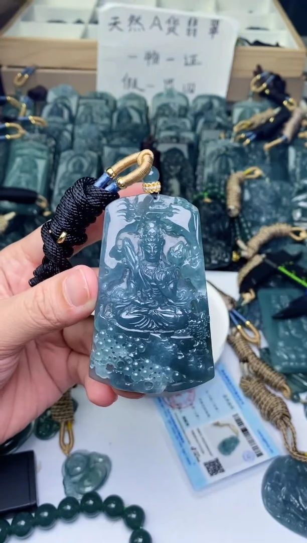 颈饰未镶嵌翡翠