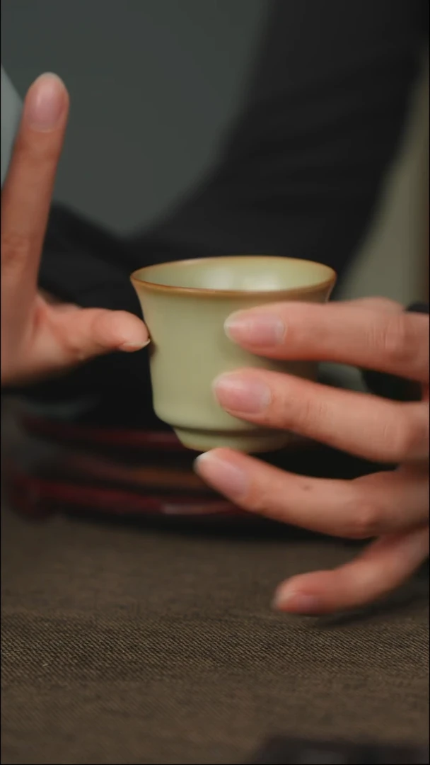 粉青 圆融钟式杯 带底款