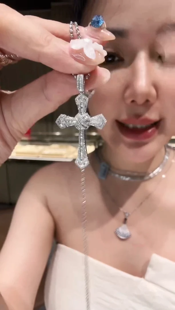 18K金镶嵌吊坠（不含链）钻石十字架1克拉