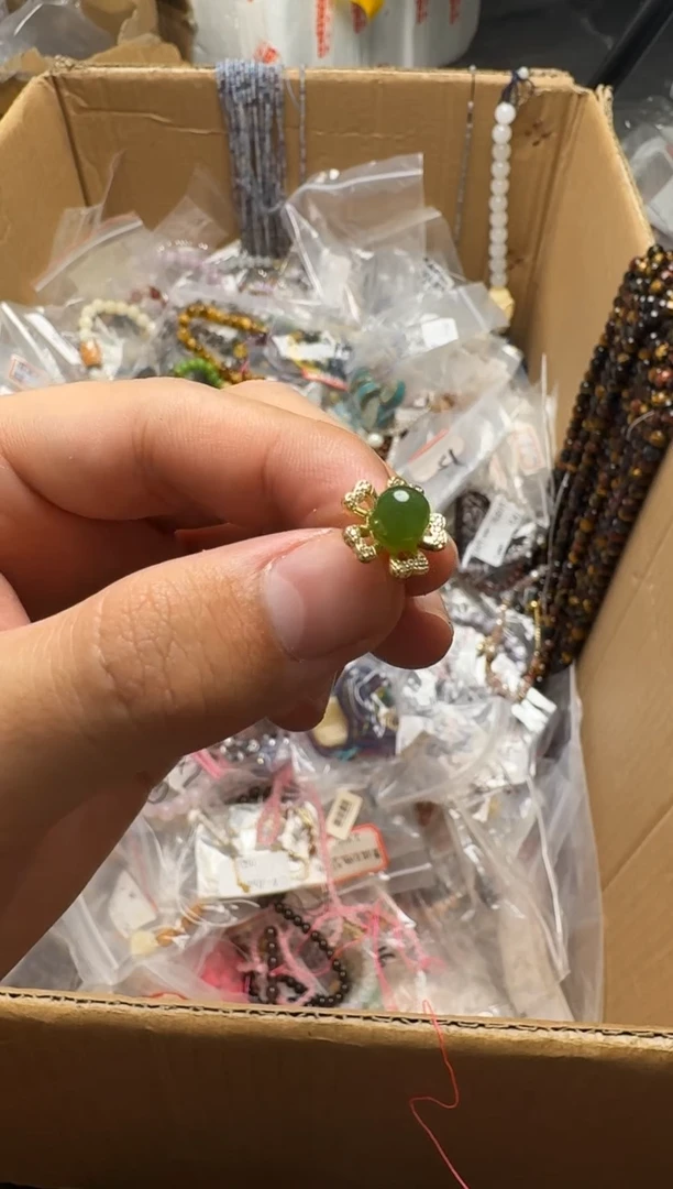 和田玉未镶嵌耳饰上