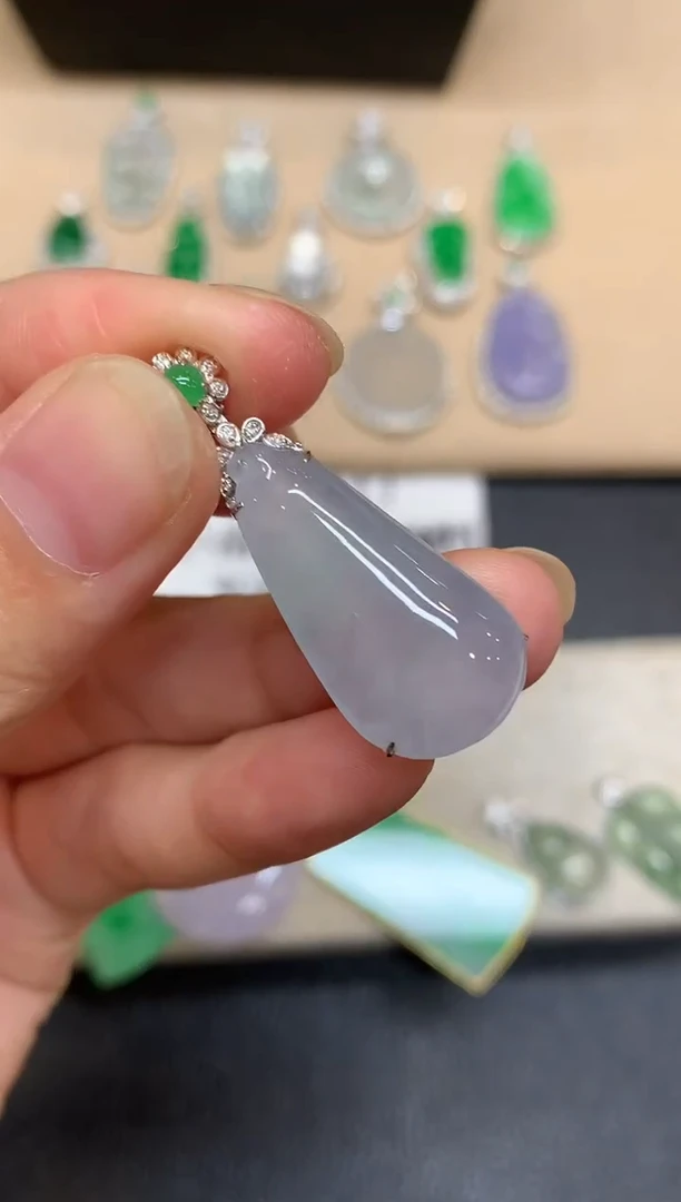 颈饰18K金镶嵌翡翠福瓜【无服务费