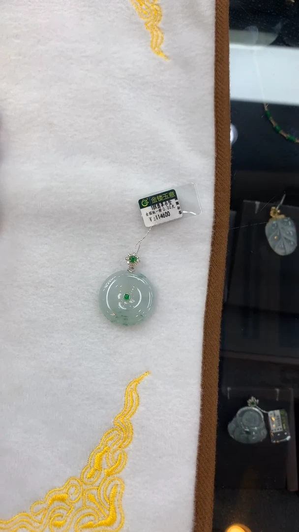 颈饰18K金镶嵌翡翠A***?平安扣