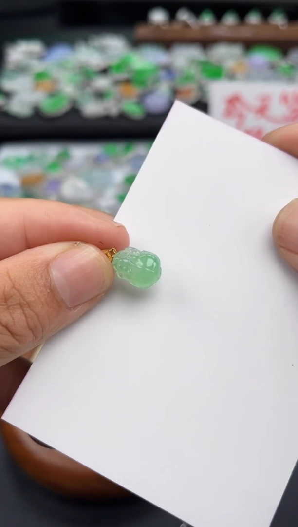 翡翠18K金镶嵌吊坠(不含链)多人