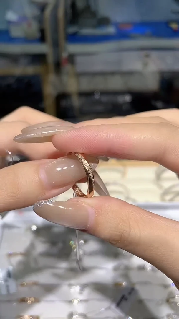 戒指18K金镶嵌钻石莫比乌斯环钻石戒指YT