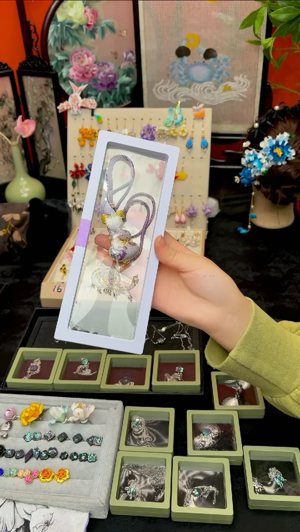 刺绣阿*亚非遗绒花苏绣饰品