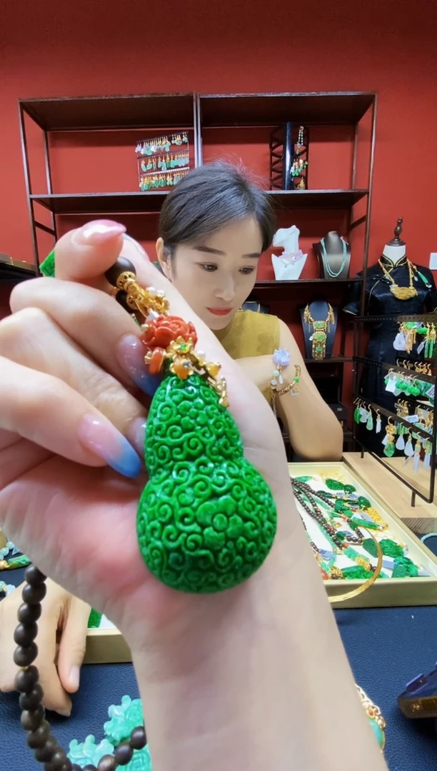 颈饰未镶嵌翡翠湖****梦翡翠吊坠