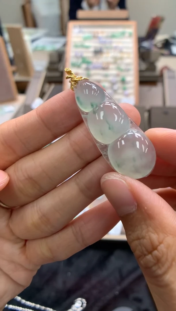 颈饰18K金镶嵌翡翠豆子