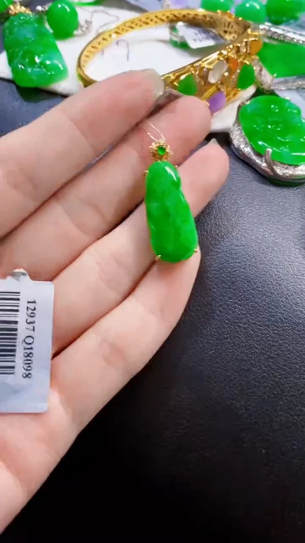 颈饰18K金镶嵌翡翠荷叶