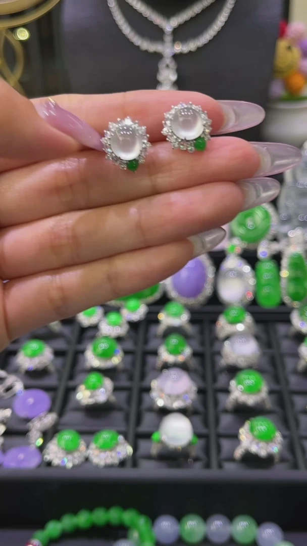 18K金镶嵌翡翠耳饰耳钉