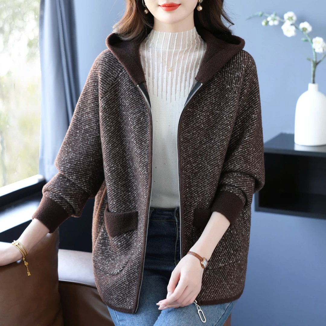 中老年秋冬新款洋气条纹针织连帽外套胖妈妈女宽松加大码洋气大衣