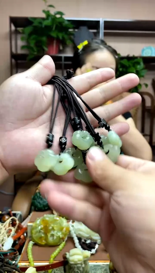 未镶嵌岫玉吊坠多样性发货发其中之一