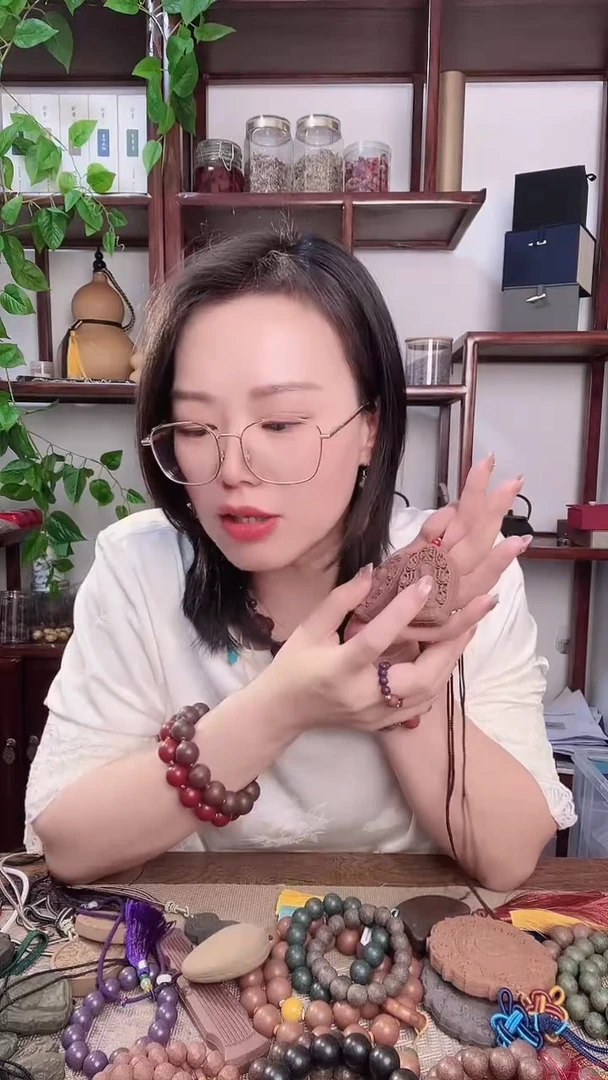 珠串奶檀龙涎香方的佛牌