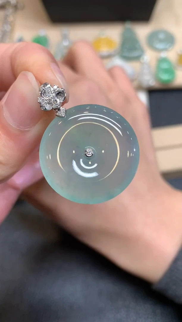 【闪购商品】翡翠颈饰18K金镶嵌平安扣【无服务费】