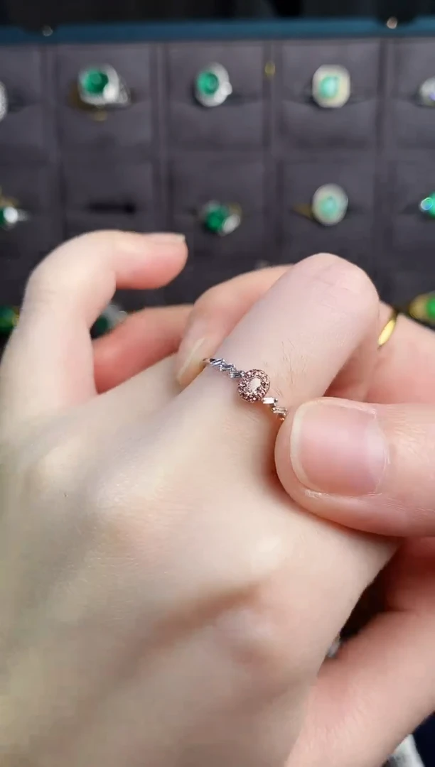 18K金镶嵌戒指钻石粉钻