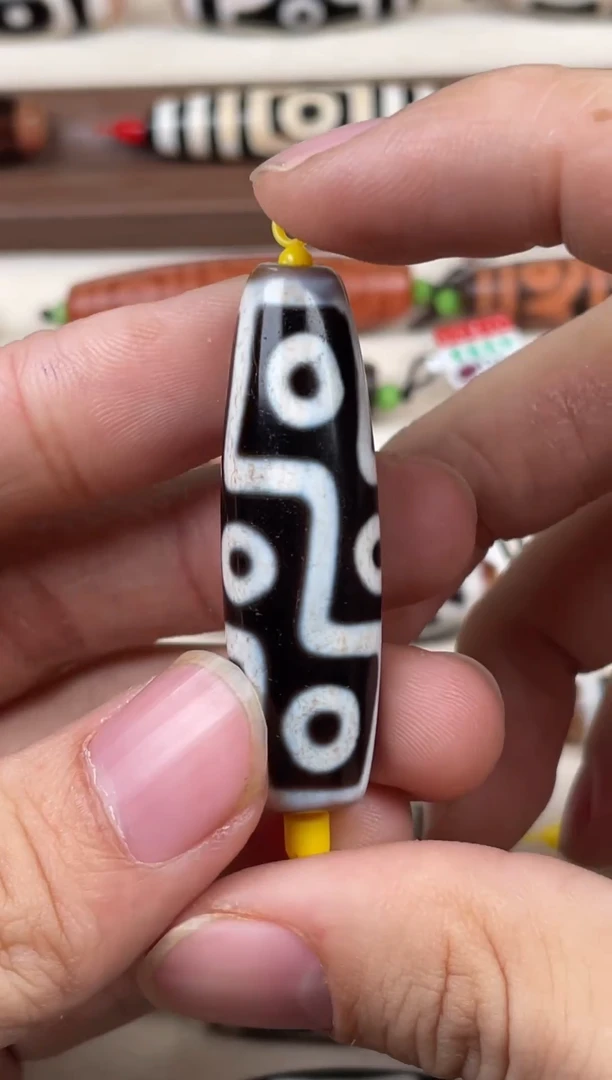 玛瑙/玉髓裸珠44*13.6mm 行运九眼图腾天珠