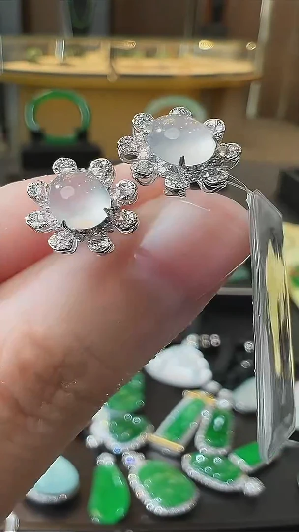 颈饰18K金镶嵌翡翠天然A货翡翠