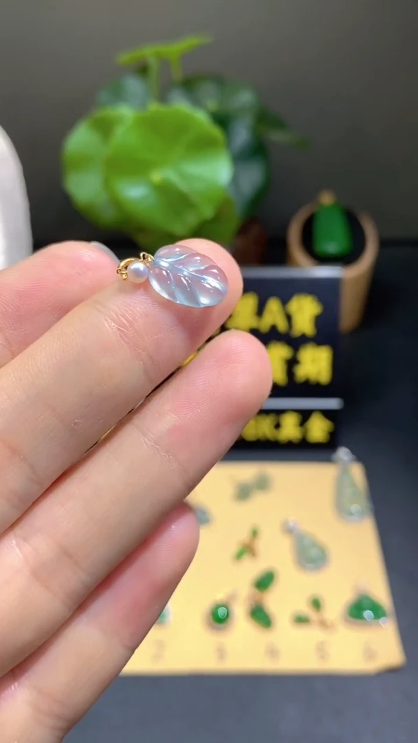 颈饰18K金镶嵌翡翠翡翠A货