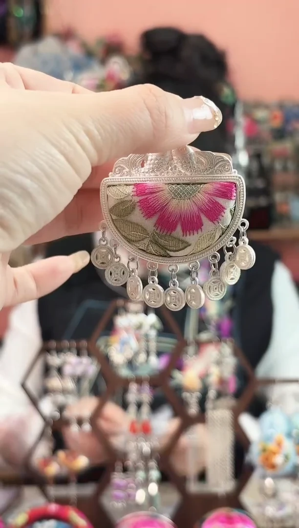 织绣彩云南阁老绣饰品  146