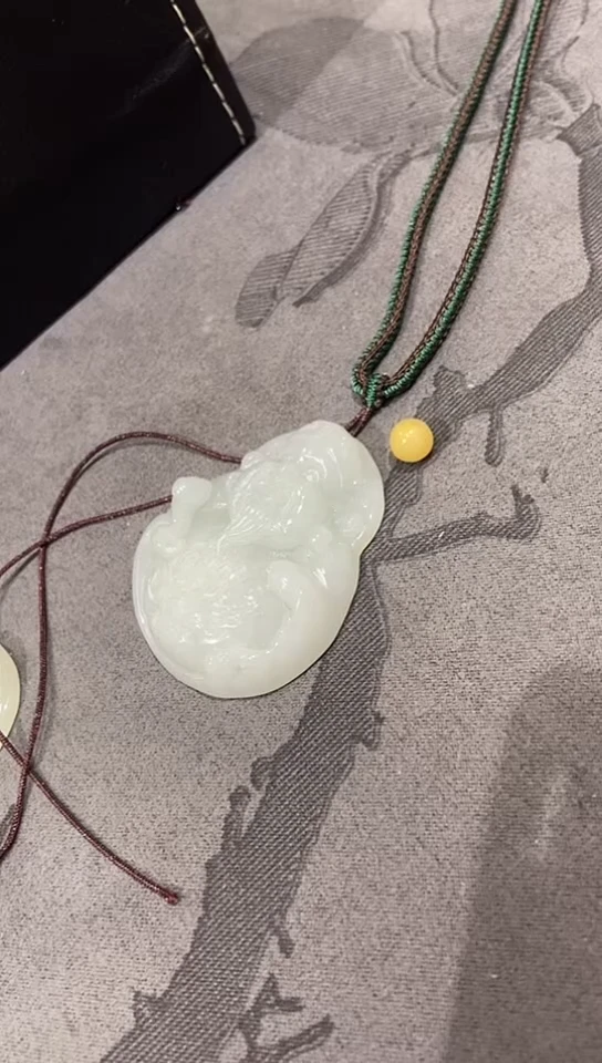 翡翠未镶嵌颈饰嘿*妞吊坠