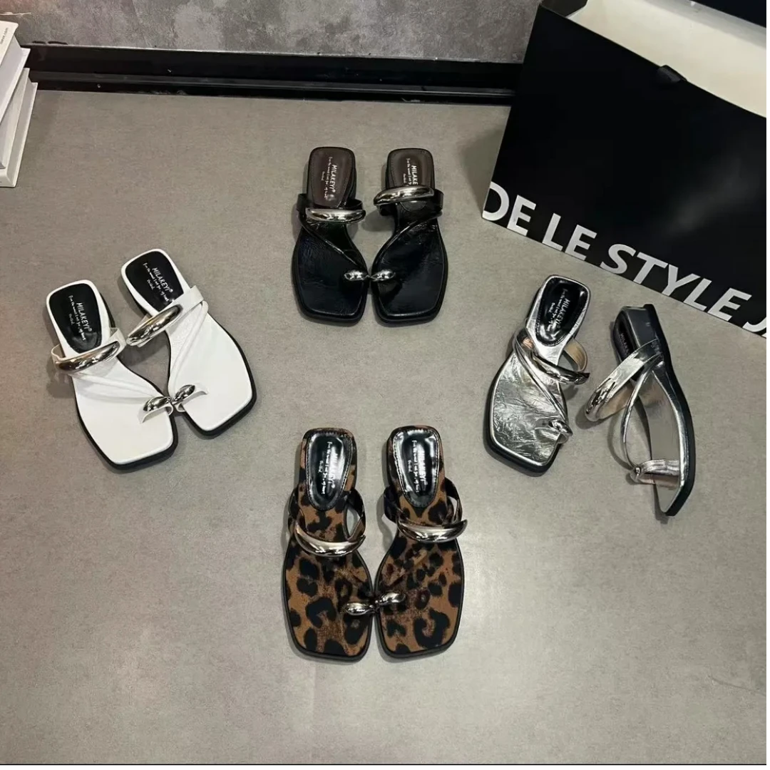 软底坡跟夹趾一字拖鞋女夏外穿2025新款厚底复古风金属环罗马凉拖