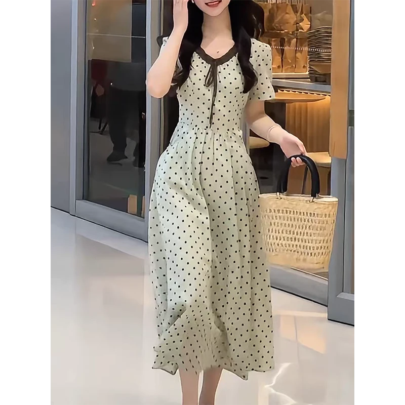 法式复古波点V领短袖连衣裙女夏季2025新荷叶边收腰显瘦长裙子